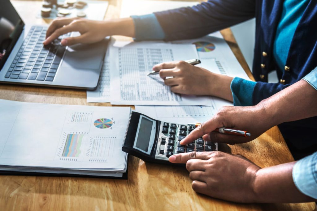 Fonduri europene de 52,8 milioane de euro pentru școli: pregătire suplimentară pentru Evaluarea Națională și Bacalaureat, premii de până la 1.000 de lei pentru elevi și profesori / Finanțări pentru masă, transport, CDEOS și STEAM – apel în consultare publ