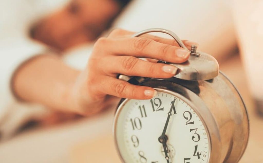 Când se dau ceasurile înapoi. România revine la ora standard. Duminica de după schimbare va avea 25 de ore