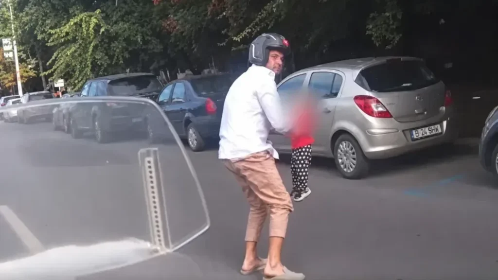 Dosar penal în cazul fetiței de un an, care a ajuns singură pe carosabil. Mama copilei a fost dusă la audieri
