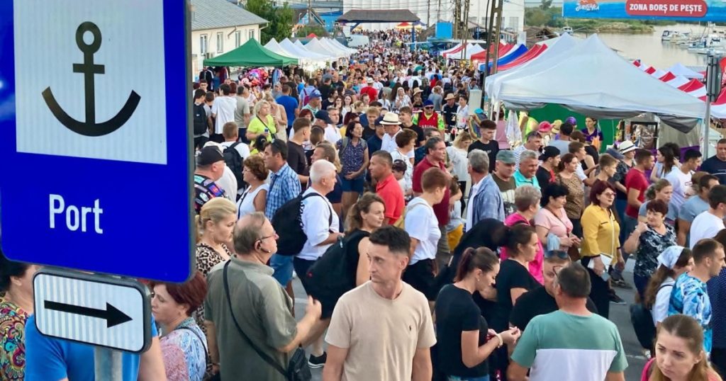 Sute de oameni au mers în Deltă la un festival de borș care nu are loc. Cum au fost păcăliți turiștii de inteligența artificială