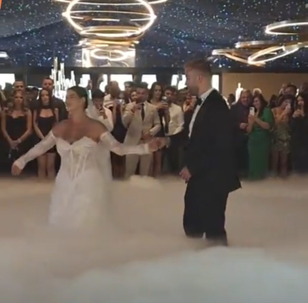 VIDEO Dansul mirilor Alexandru și Alexandra Romanescu pe acordurile melodiei „Iubirea schimbă tot“ cântată de Andra