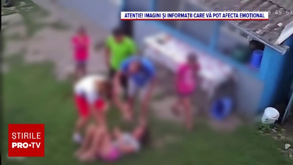 „Te omor!" O fată de 14 ani, bătută în curtea casei de o vecină și de tată, la Iași. Copila fugise de acasă