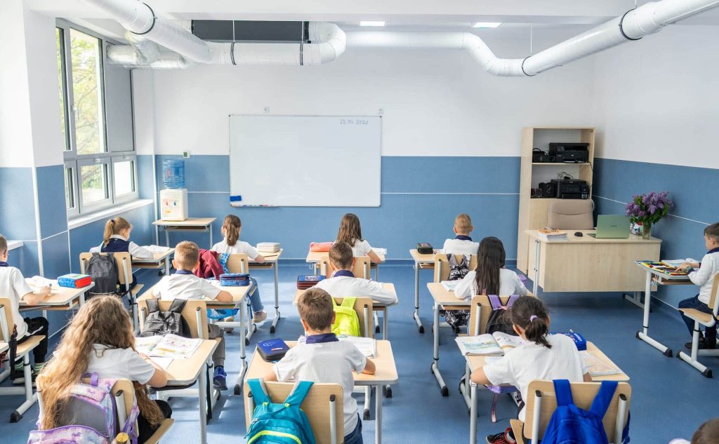 2.9 milioane de elevi și copii de grădiniță au început astăzi noul an școlar. Când vor avea prima vacanță și când se termină școala
