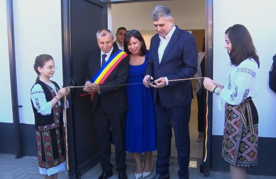 (FOTO) MĂRĂCINENI. Marcel Ciolacu și primarul au tăiat panglica la o școală nouă