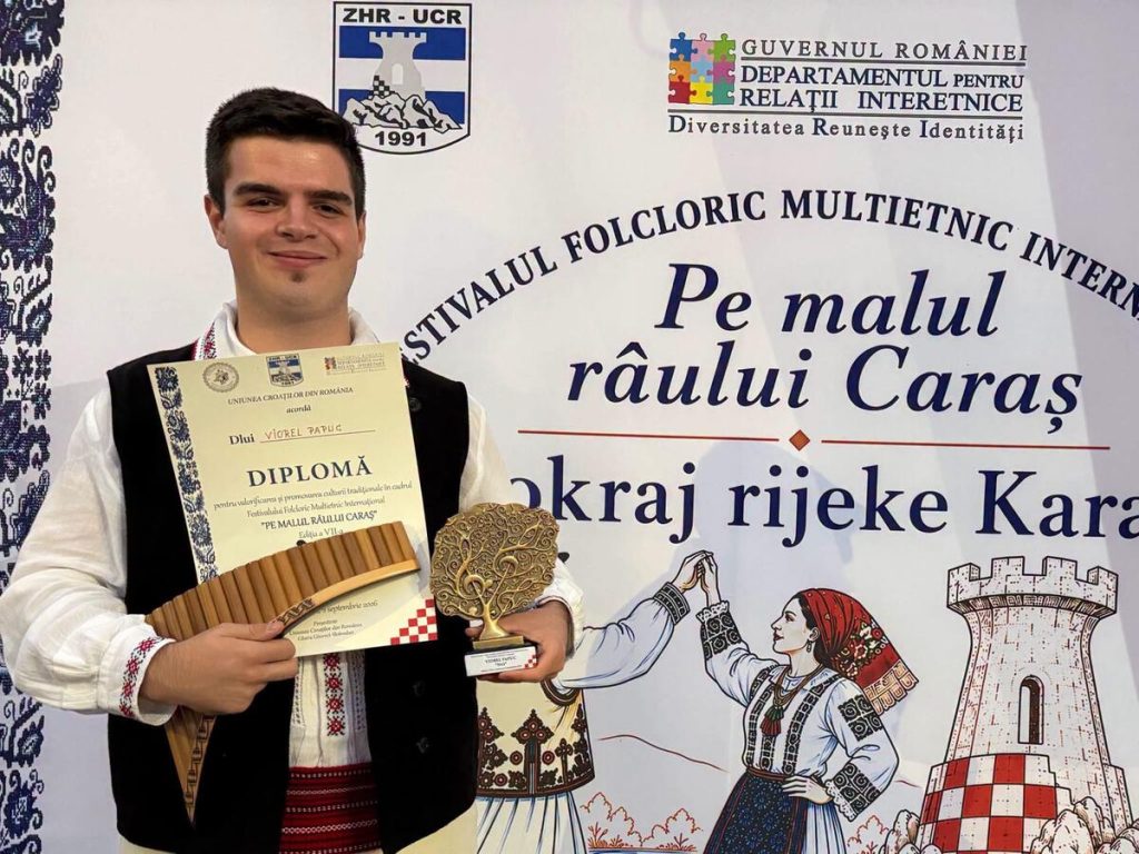 Trofeul unui important festival internațional de folclor a ajuns în Gorj. Un tânăr interpret din Târgu Jiu a cucerit marele premiu