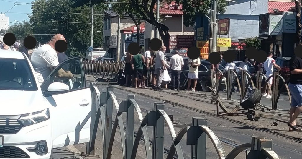 Accident pe Șoseaua Colentina: o mașină a ajuns în gardurile de protecție ale tramvaiului. Linia 21, blocată