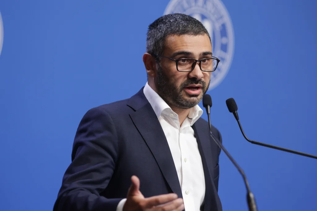 PNL cere explicații de la PSD pentru prezența fostului ministru al Muncii în zborul către Mykonos. „Nu mai poate cere românilor încredere”