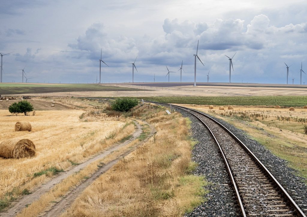 Incendiu de vegetație din cauza unei defecțiuni la o locomotivă, în apropiere de Fetești. Circulația trenurilor este întreruptă
