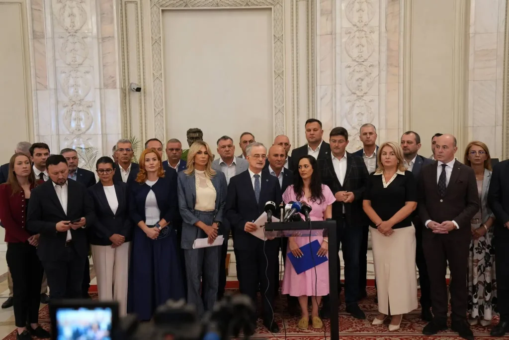 Acord de colaborare parlamentară între PNL și USR. O sesizare la CCR este primul demers comun