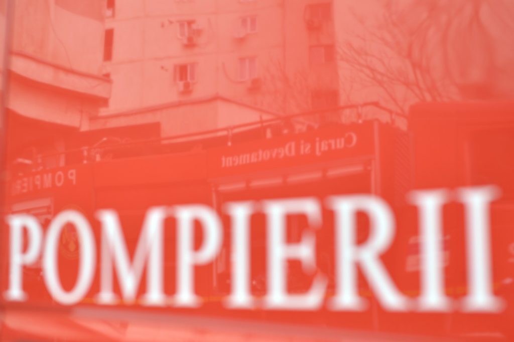 Incendiu într-un bloc din municipiul Sibiu. Pompierii au evacuat 21 de persoane și au stins focul