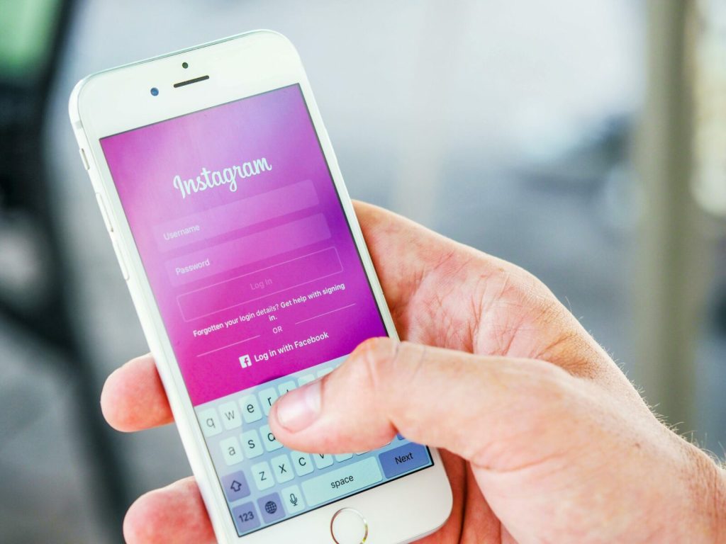 O nouă escrocherie pe Instagram. Utilizatorii sunt șantajați cu închiderea conturilor