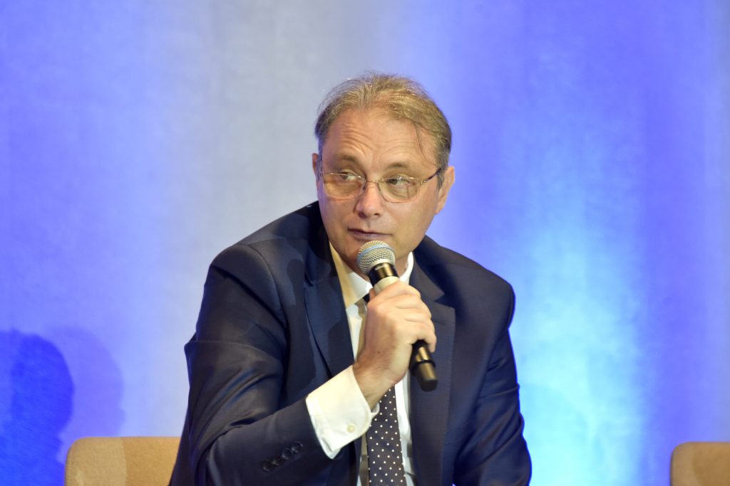 Portretul posibilului premier Luca Niculescu: 24 de ani în presă, șase ani ambasador la Paris și misiunea OCDE