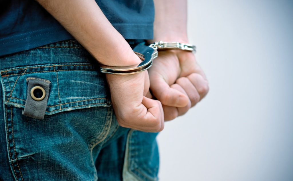 Adolescent de 15 ani din Alba, arestat preventiv pentru agresiune sexuală, ameninţare şi evadare