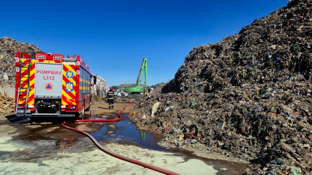 Incendiu la un operator economic din Satu Mare. Pompierii au oprit flăcările înainte să se extindă la cantitățile mari de deșeuri