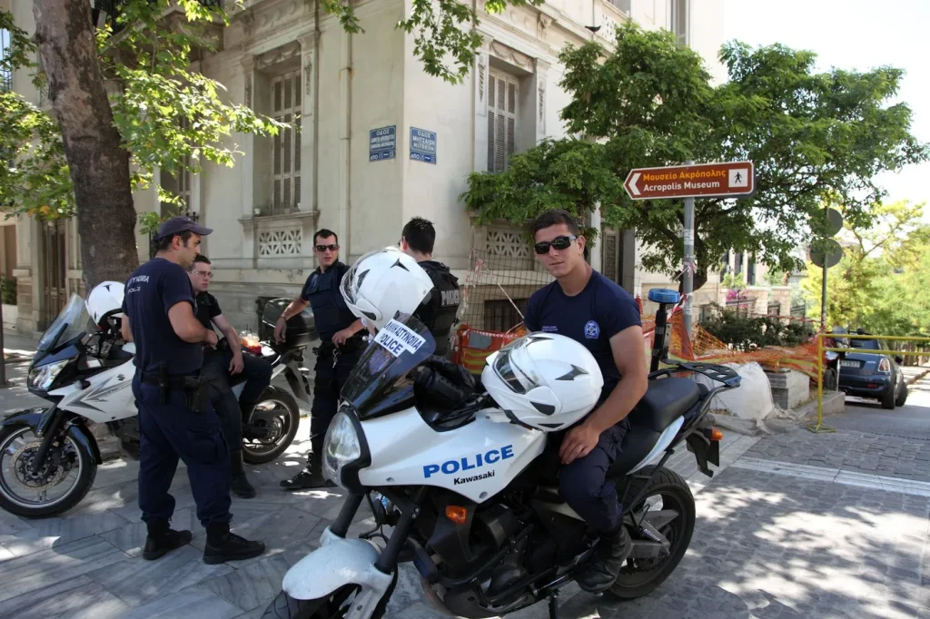 Patru polițiști greci vor fi judecați pentru că nu au împiedicat uciderea unei femei în fața secției. Cum au răspuns cererii de ajutor a victimei