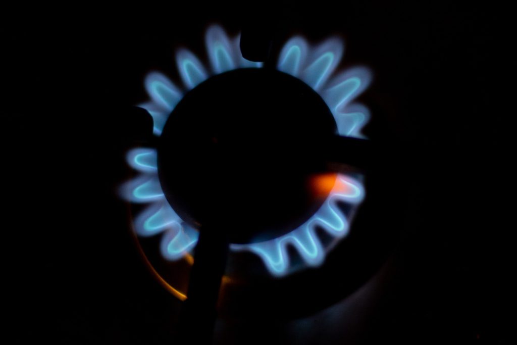 România se pregătește de iarnă cu prețuri record la gaze pe piețele externe / Bușoi: ”Sunt prețuri care nu se vor regăsi la populație, pentru că până la finalul iernii avem preț reglementat, 110 lei/MWh”