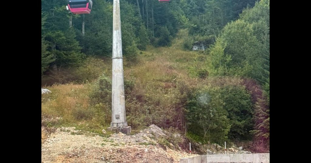 Gondola din Sinaia, oprită după ce un pilon s-a deplasat: lucrările la un hotel din apropiere ar fi provocat alunecări de teren