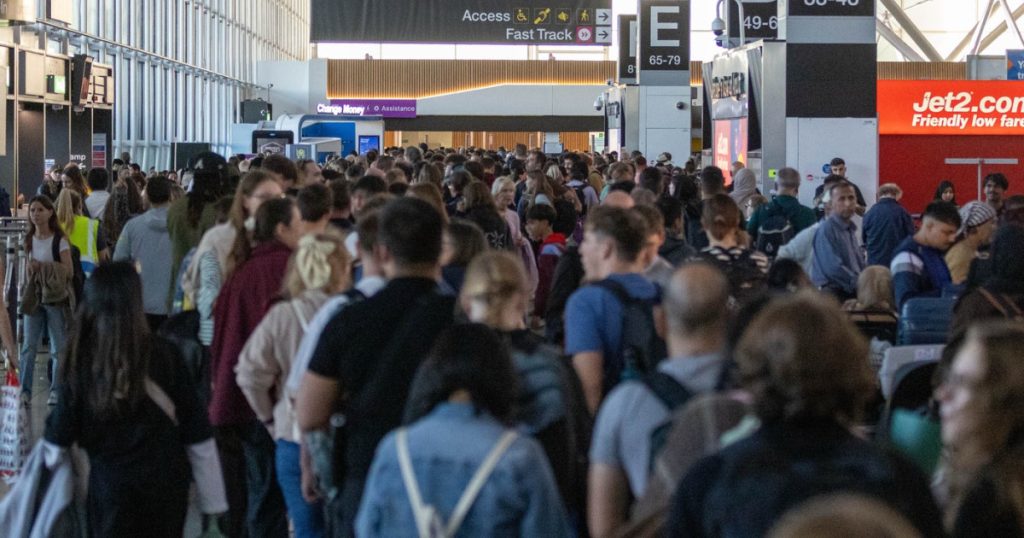 Haosul și zborurile anulate continuă și astăzi pe aeroporturile din Marea Britanie, după o defecțiune la controlul traficului aerian
