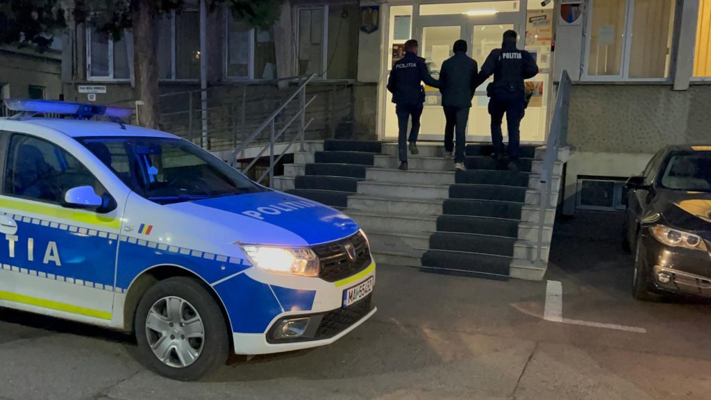 Beat și fără permis, a furat o mașină și a plecat la drum prin Prăjeni. A ajuns în arest