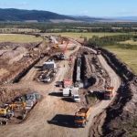 VIDEO&FOTO Sute de muncitori pe primul șantier pe sectorul montan al A8 și primul lot de autostradă construit vreodată în Harghita
