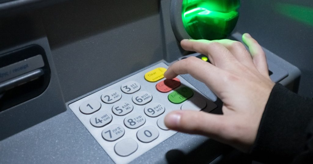 Credite contractate în numele victimelor și bani transferați către infractori. Peste 170 de cazuri de fraudă bancară, anunțate de CSALB