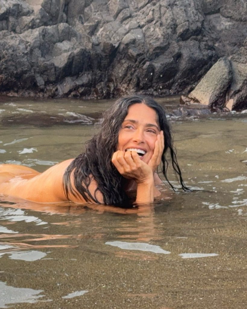 Salma Hayek, o siluetă de invidiat la 60 de ani