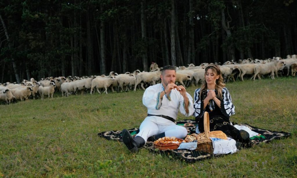 VIDEO: Cântăreața din Alba Iulia, Denisa Balu, a lansat o nouă melodie: „Pe Sub Stânca Cea Bătrână”. Cine mai apare în videoclip