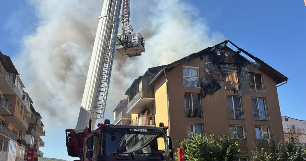 Incendiu într-un bloc din Florești. Mai multe apartamente au fost cuprinse de flăcări, iar focul s-a extins la acoperiș