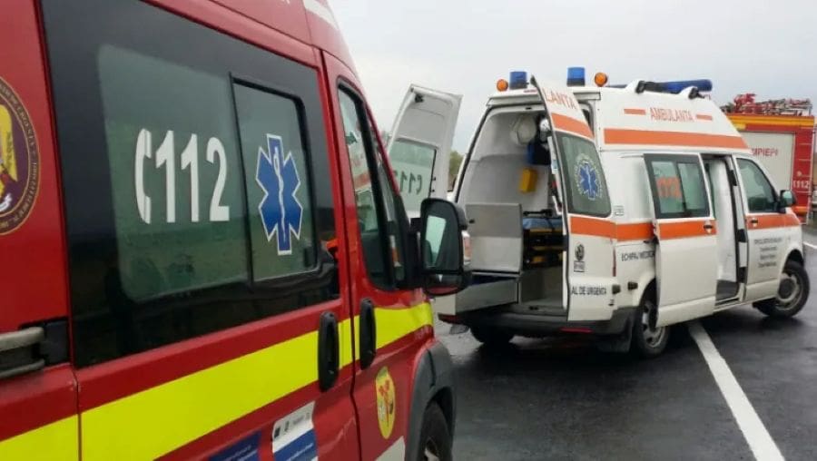Impact pe strada Bucium: Un autoturism s-a izbit de un autobuz. Patru persoane au primit îngrijiri medicale la fața locului