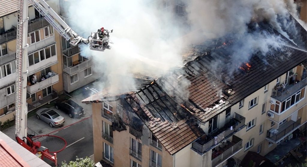 Un incendiu puternic a cuprins etajul superior al unui bloc de apartamente din Florești, Cluj / Patru apartamente plus acoperișul blocului, cuprinse de flăcări / Locatarii s-au autoevacuat