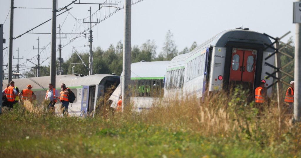 Un tren a lovit o betonieră și a deraiat în centrul Poloniei: un mort și 20 de răniți