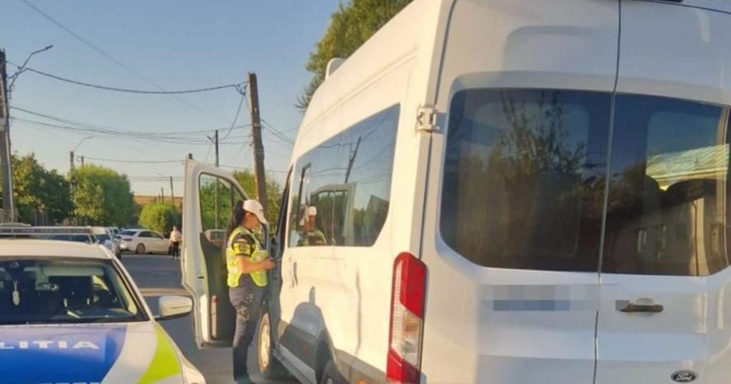 Un şofer care ducea 7 copii la o grădiniță din Brăila, prins băut la volanul microbuzului