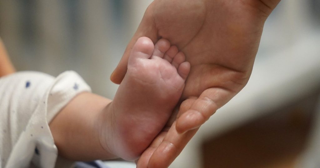 O femeie de 54 de ani din Grecia a născut un copil dintr-un embrion congelat în urmă cu 22 de ani