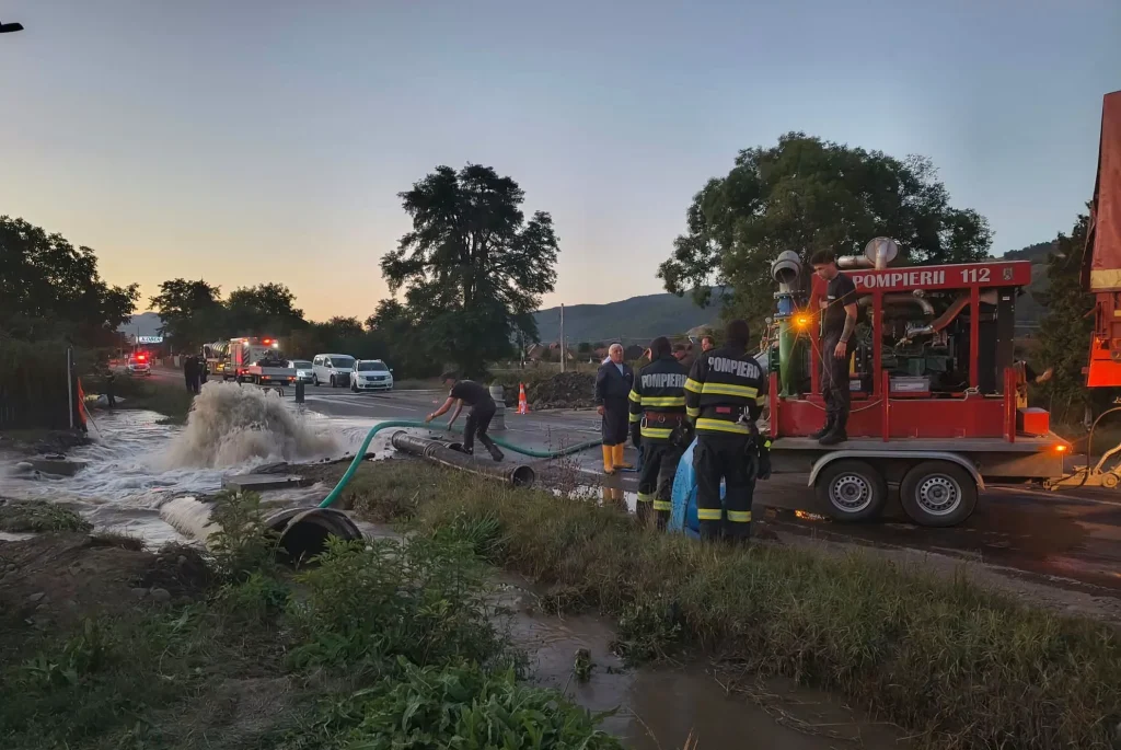 Circulaţia rutieră pe DN 12A, în oraşul Dărmăneşti, închisă din cauza unei avarii la magistrala de apă