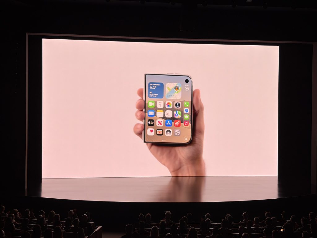 Apple a lansat primul său iPhone pliabil (Video)