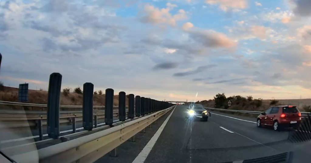 Un șofer a fost filmat în timp ce mergea pe contrasens pe A1. El a provocat un accident în lanț, dar și-a continuat drumul
