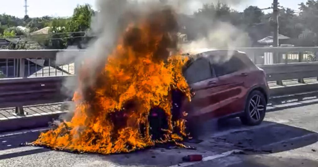 Mașină cuprinsă de flăcări pe DN5, pe sensul spre București. Șoferița a observat fumul și a reușit să iasă la timp