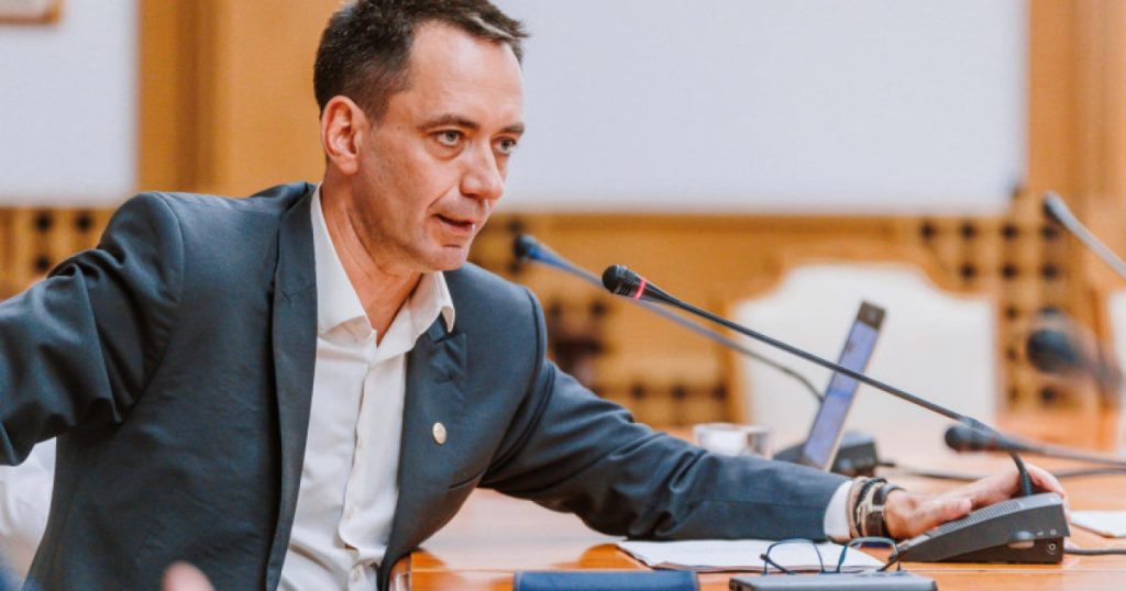 UDMR se opune propunerii AUR cu sărutarea drapelului: „Naziștii cereau ca oamenii să-și dovedească public supunerea..."
