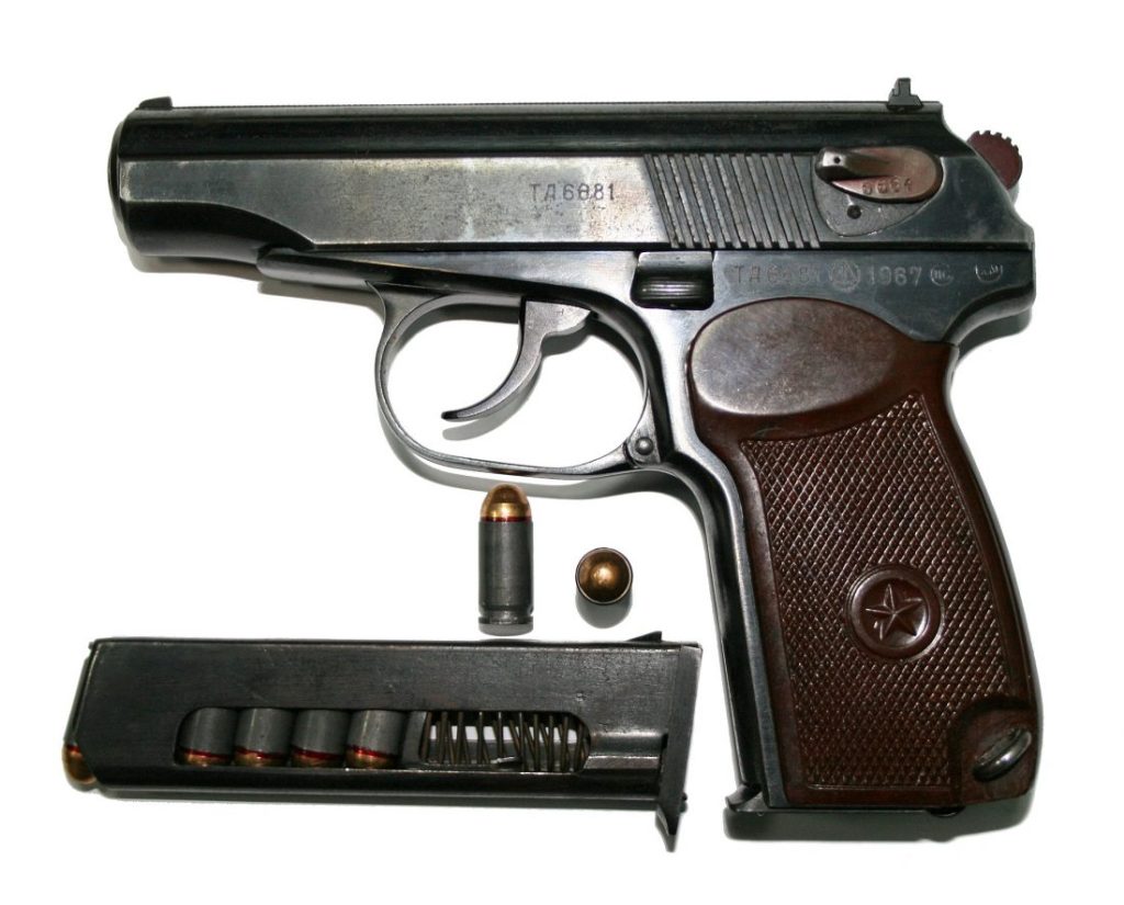 Bărbat beat, cu pistolul la brâu, într-un complex rezidențial din Voluntari / Arma a fost ridicată de polițiști pentru verificări, iar bărbatul a fost amendat cu 5.000 lei