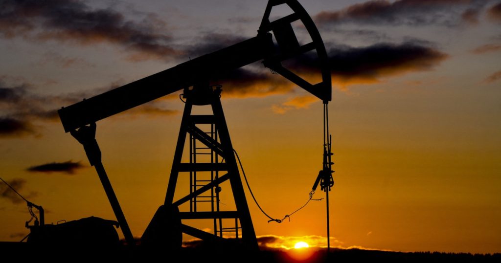 AIE avertizează că sistemul de rafinare a petrolului este „împins la limită”. Prognoza pentru oferta globală a fost redusă din nou