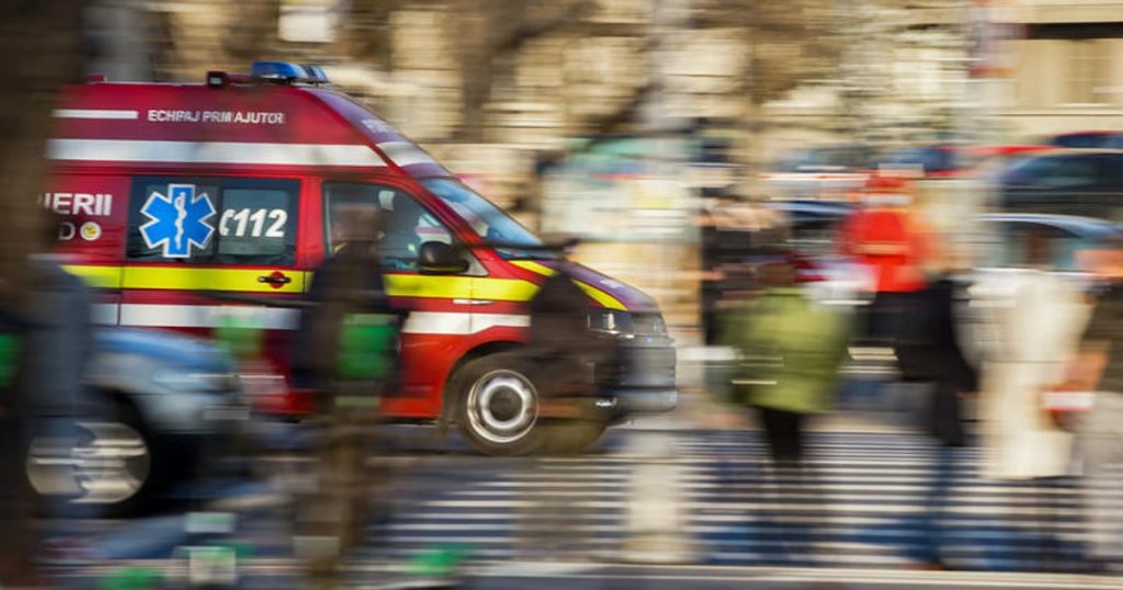 O ambulanță a ajuns în gardul unei proprietăți pe Șoseaua Vitan-Bârzești. Două persoane au fost rănite