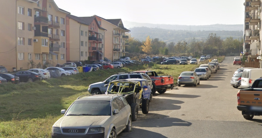Coșmarul unei intersecții din Cluj-Napoca: Mașinile parcate pe trotuar taie vizibilitatea, iar șoferii ies în stradă pe ghicite. Ce cer acum locuitorii