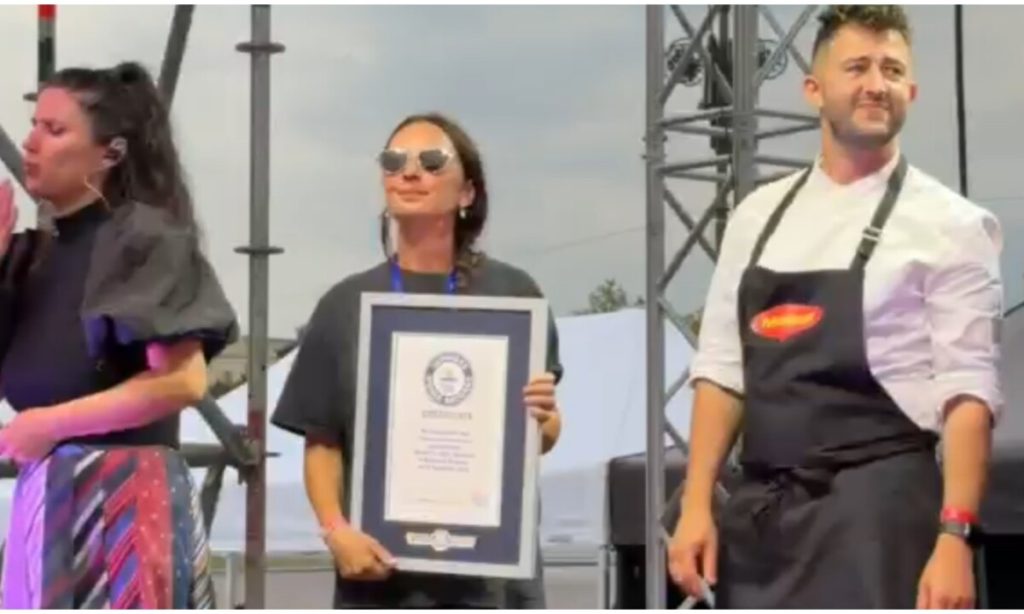 VIDEO: Alexa Vîlcan din Alba Iulia și-a doborât propriul Guinness World Records. A făcut o masă de 5, 5 kilometri la București