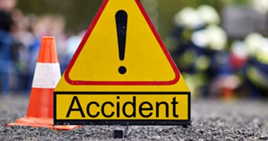 Accident cu o ambulanță în București. Două persoane au fost rănite