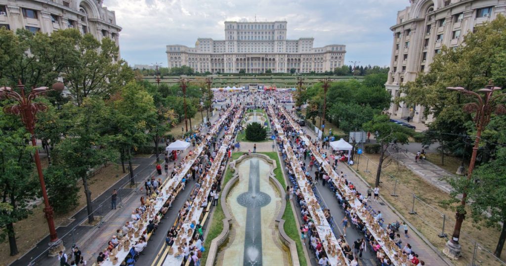 Bucureștiul a intrat în Cartea Recordurilor. 20.000 de oameni s-au așezat la cea mai lungă masă din lume: „A fost o mare sufragerie”