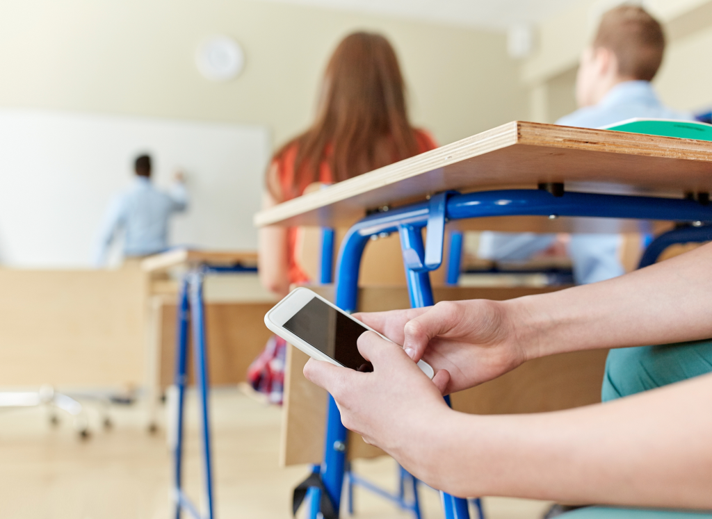 INTERVIU. „Școala trebuie să fie fermă: în timpul orelor nu se folosește telefonul. Și penalizarea va fi și pentru profesorii care permit utilizarea acestor telefoane”