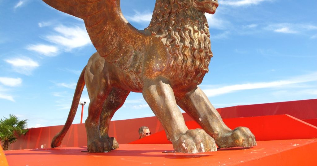 Leul de Aur 2026: „Woman Unknown” a câștigat marele trofeu la Veneția. Românca Alina Șerban, premiată de public
