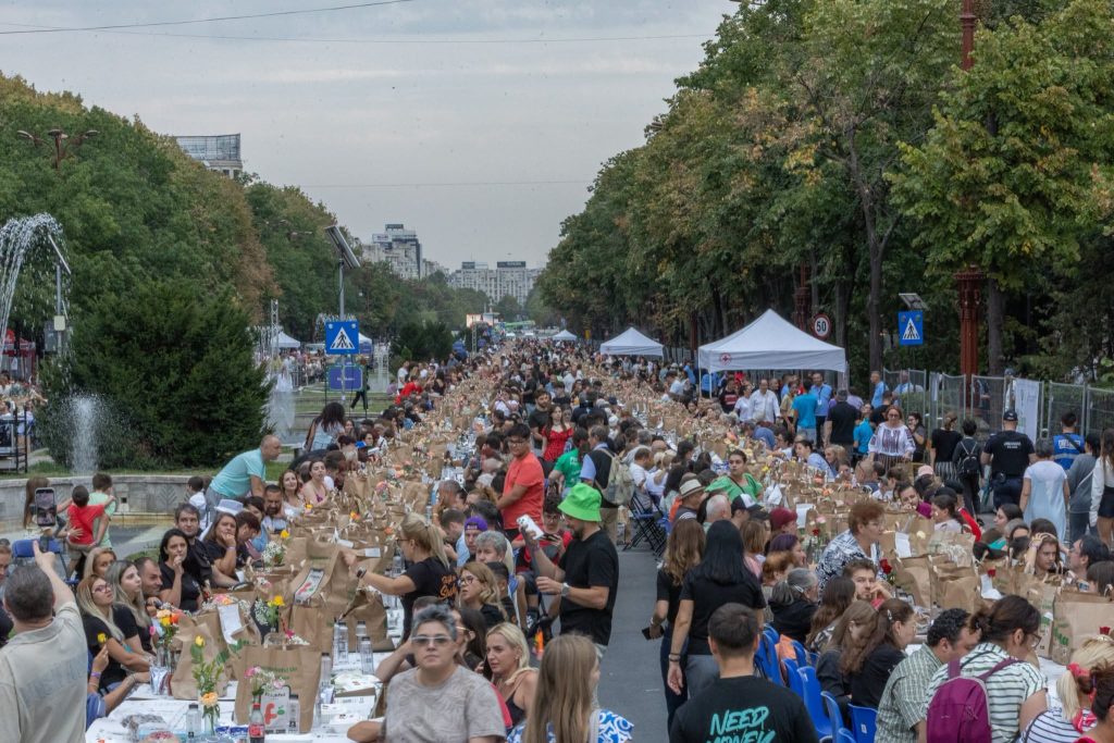 Record mondial la București: 20.000 de oameni au luat parte la cea mai lungă masă din lume
