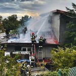 Incendiu violent într-o comună din judeţul Giurgiu – Focul a pornit într-un şopron în care era folosit un arzător alimentat cu butelie şi s-a extins la acoperişul a două case / Un bărbat de aproximativ 75 de ani a suferit arsuri