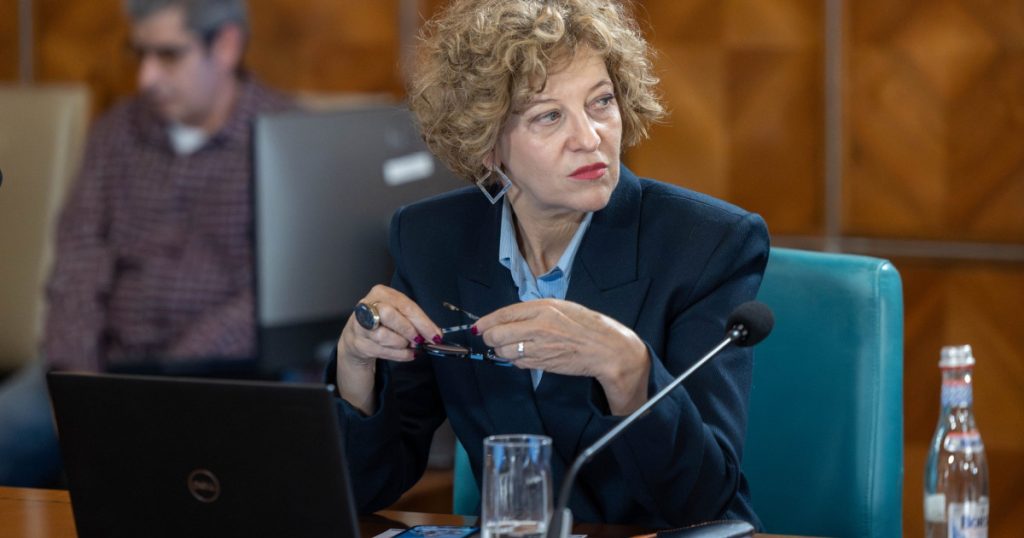 Oana Gheorghiu, despre „sărutul drapelului”: Ideea că iubirea de ţară poate fi obţinută prin constrângere este aberantă și stupidă